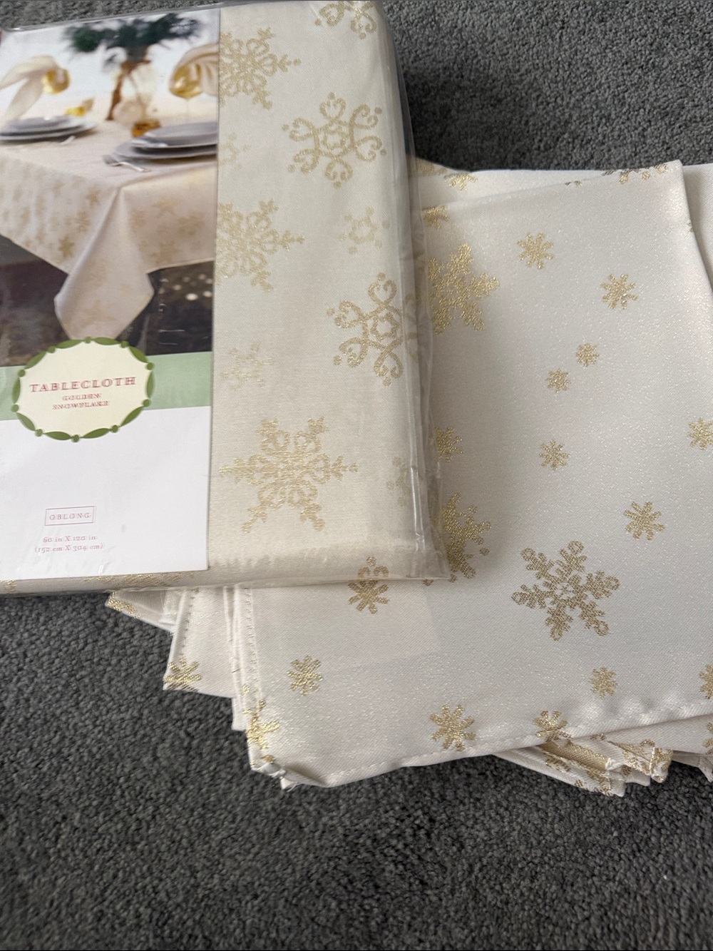 Vintage Tablecloth Golden Snowflake set w/ 16 matching napkins Oblong 60x120